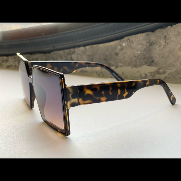 Tortoise Shell Sun Glasses - Picture 2 of 5